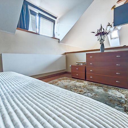 Villa With Hot-Tub, Terrace And Garden, Wenceslass Square Praha Bagian luar foto