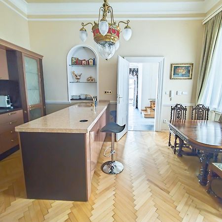 Villa With Hot-Tub, Terrace And Garden, Wenceslass Square Praha Bagian luar foto
