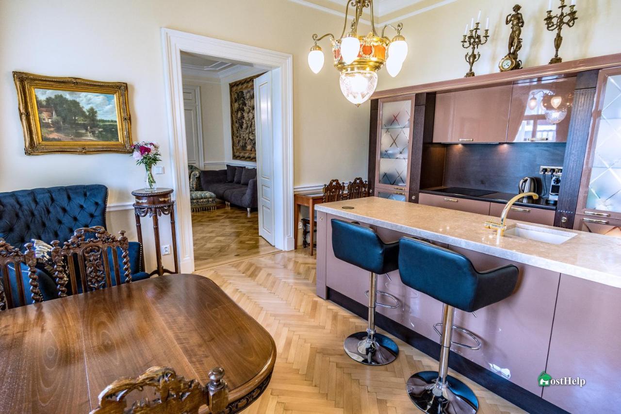 Villa With Hot-Tub, Terrace And Garden, Wenceslass Square Praha Bagian luar foto