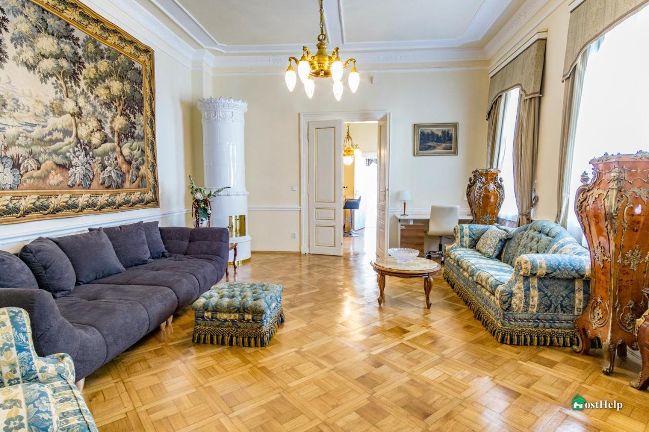 Villa With Hot-Tub, Terrace And Garden, Wenceslass Square Praha Bagian luar foto