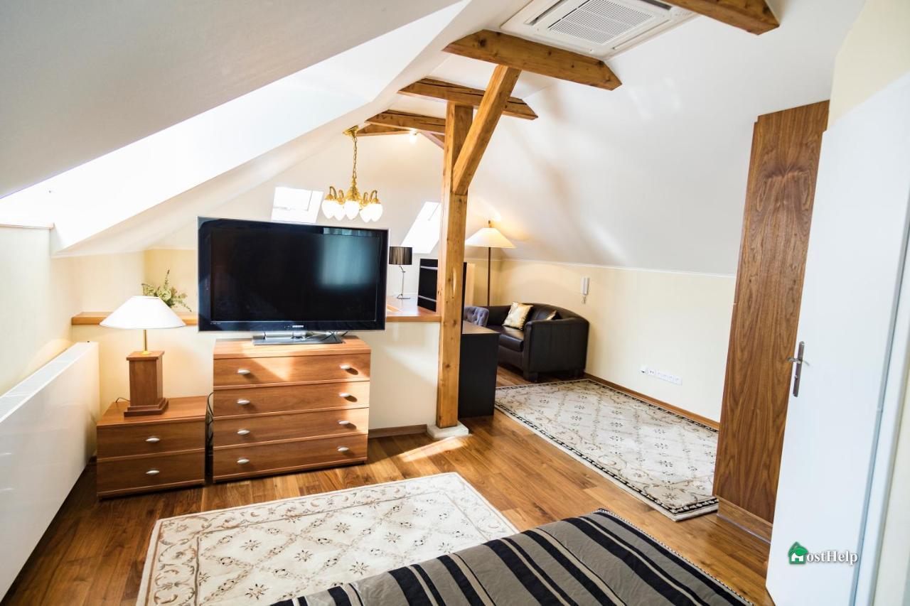 Villa With Hot-Tub, Terrace And Garden, Wenceslass Square Praha Bagian luar foto