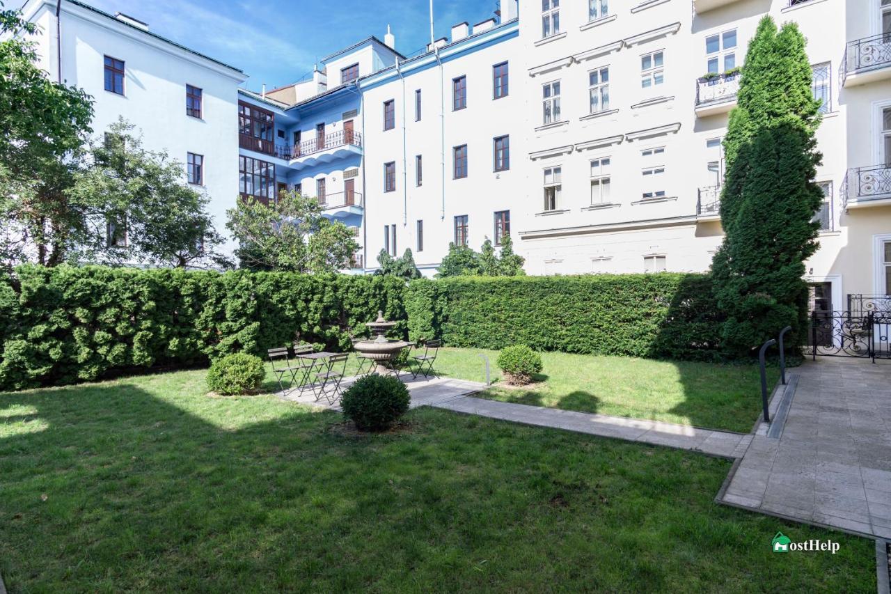 Villa With Hot-Tub, Terrace And Garden, Wenceslass Square Praha Bagian luar foto
