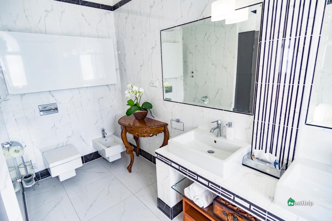 Villa With Hot-Tub, Terrace And Garden, Wenceslass Square Praha Bagian luar foto