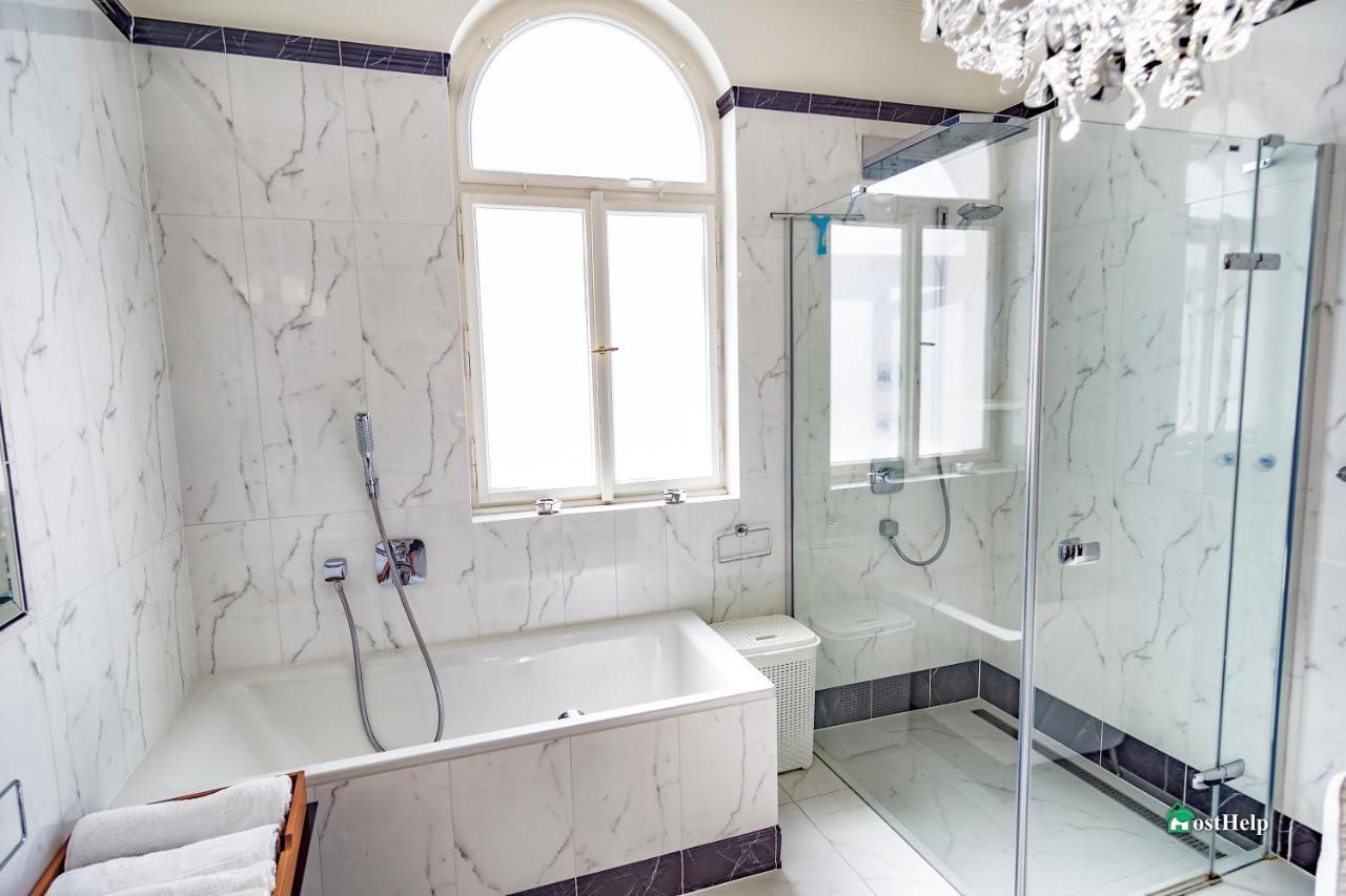 Villa With Hot-Tub, Terrace And Garden, Wenceslass Square Praha Bagian luar foto