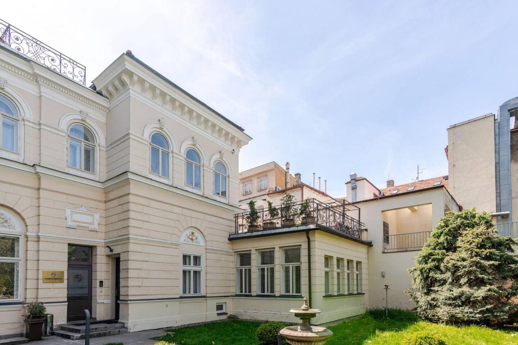 Villa With Hot-Tub, Terrace And Garden, Wenceslass Square Praha Bagian luar foto