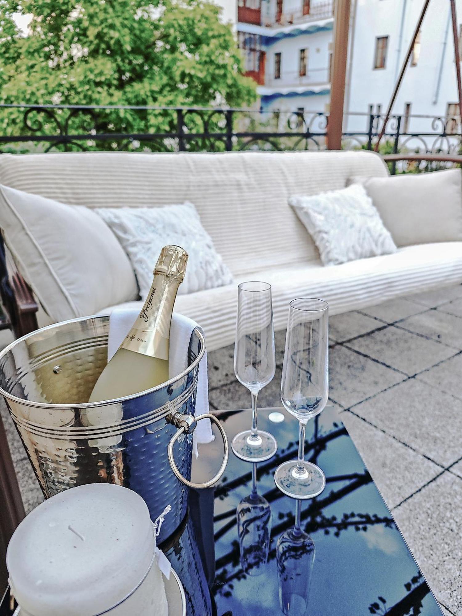 Unique Location With Hot-Tub, Terrace And Garden Villa Praha Bagian luar foto