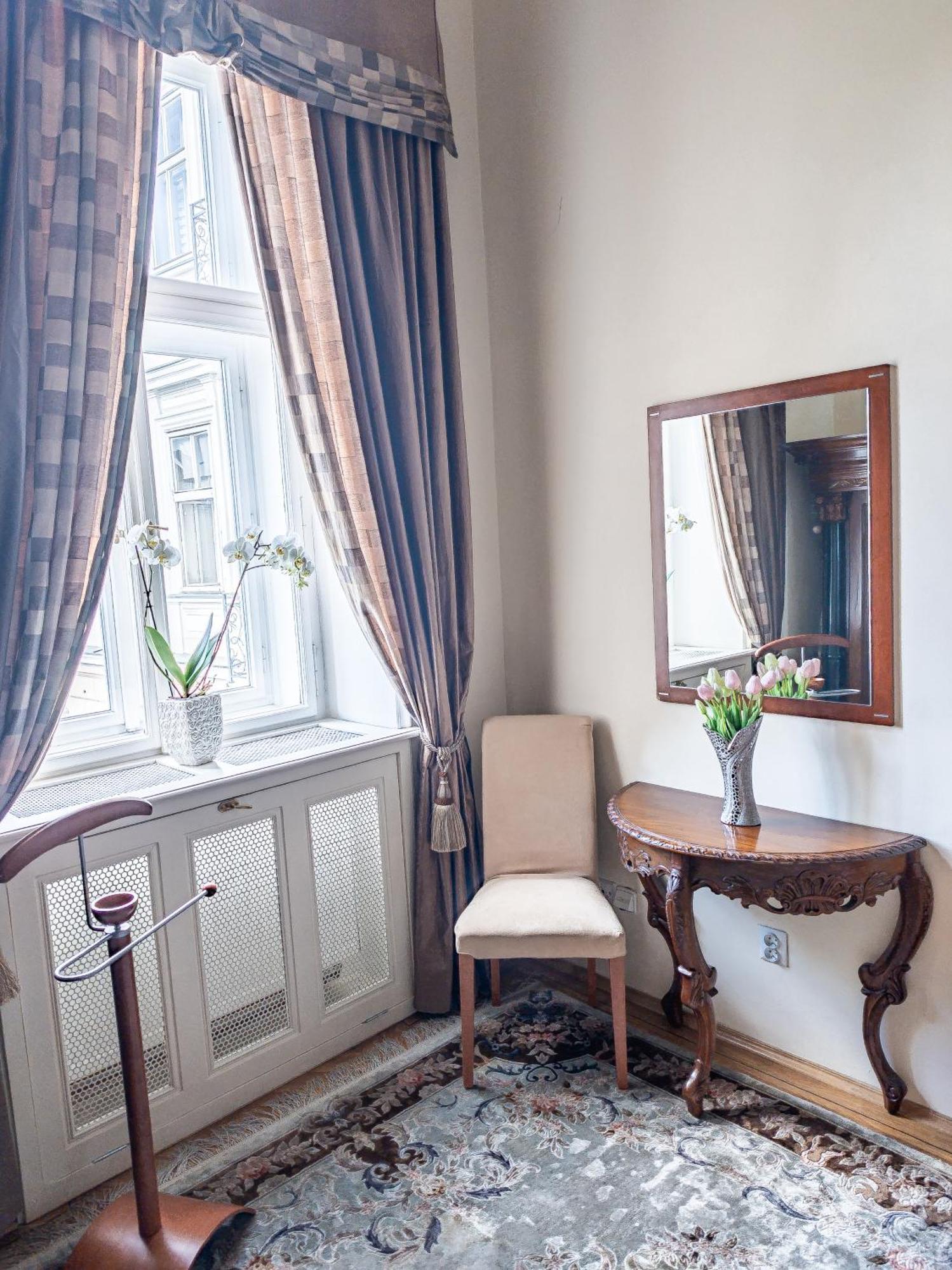 Villa With Hot-Tub, Terrace And Garden, Wenceslass Square Praha Bagian luar foto