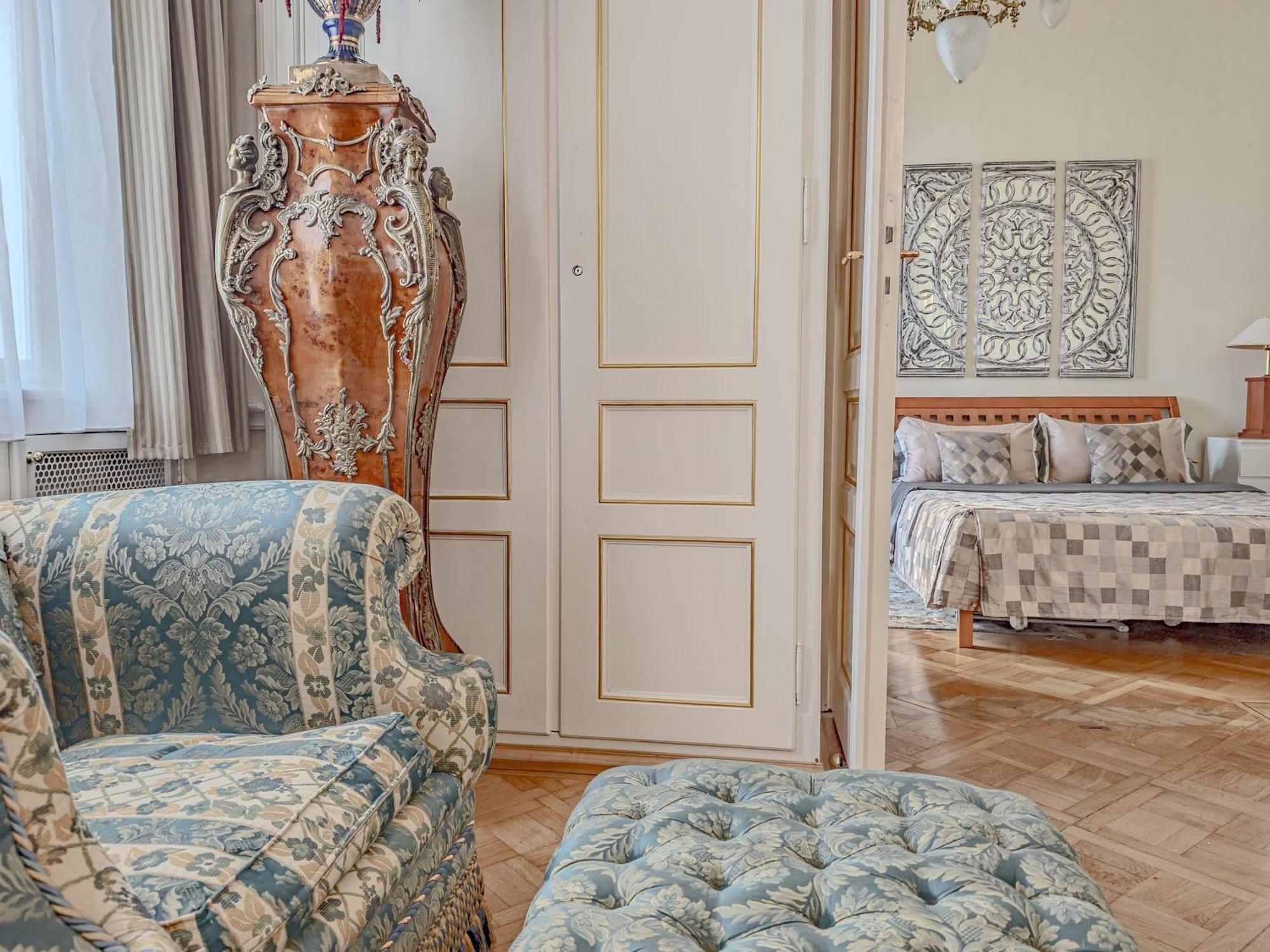 Villa With Hot-Tub, Terrace And Garden, Wenceslass Square Praha Bagian luar foto
