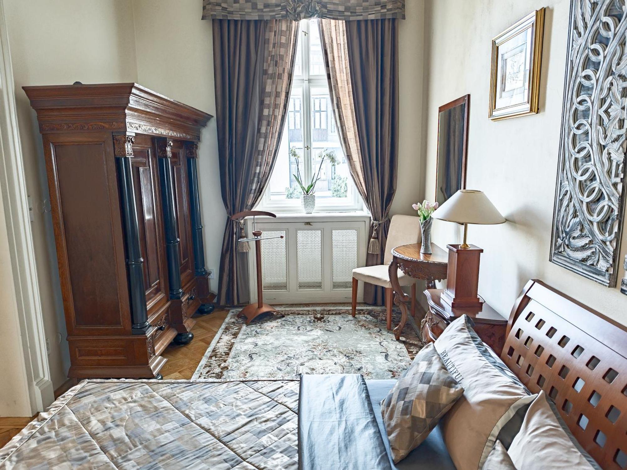 Villa With Hot-Tub, Terrace And Garden, Wenceslass Square Praha Bagian luar foto