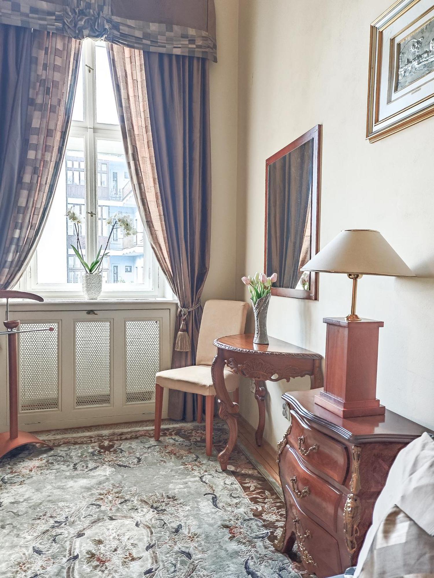 Villa With Hot-Tub, Terrace And Garden, Wenceslass Square Praha Bagian luar foto