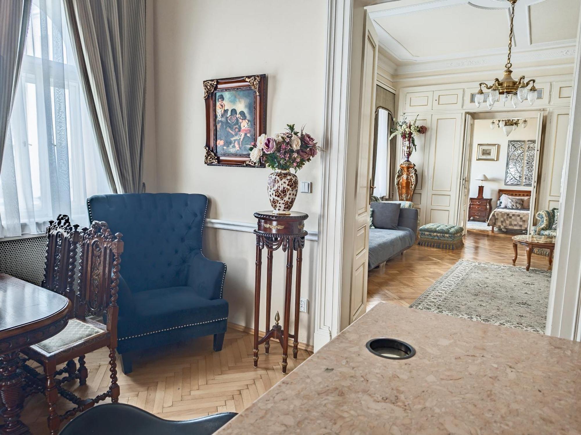 Villa With Hot-Tub, Terrace And Garden, Wenceslass Square Praha Bagian luar foto