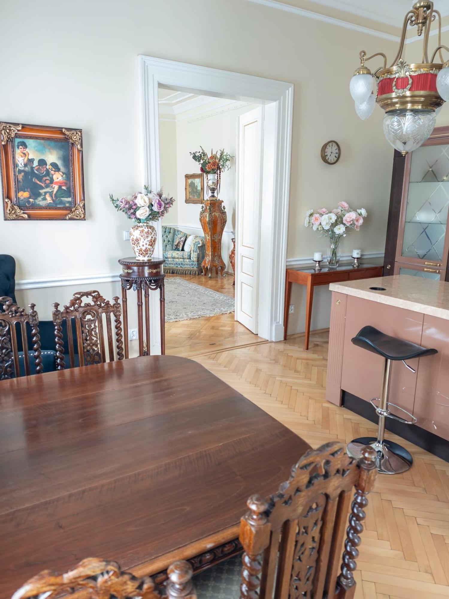 Villa With Hot-Tub, Terrace And Garden, Wenceslass Square Praha Bagian luar foto