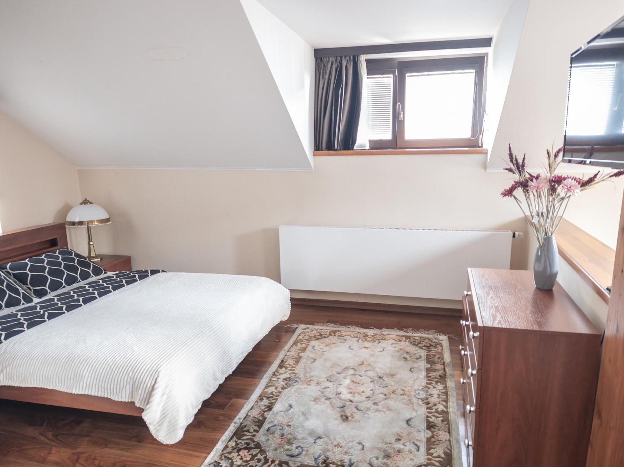 Villa With Hot-Tub, Terrace And Garden, Wenceslass Square Praha Bagian luar foto