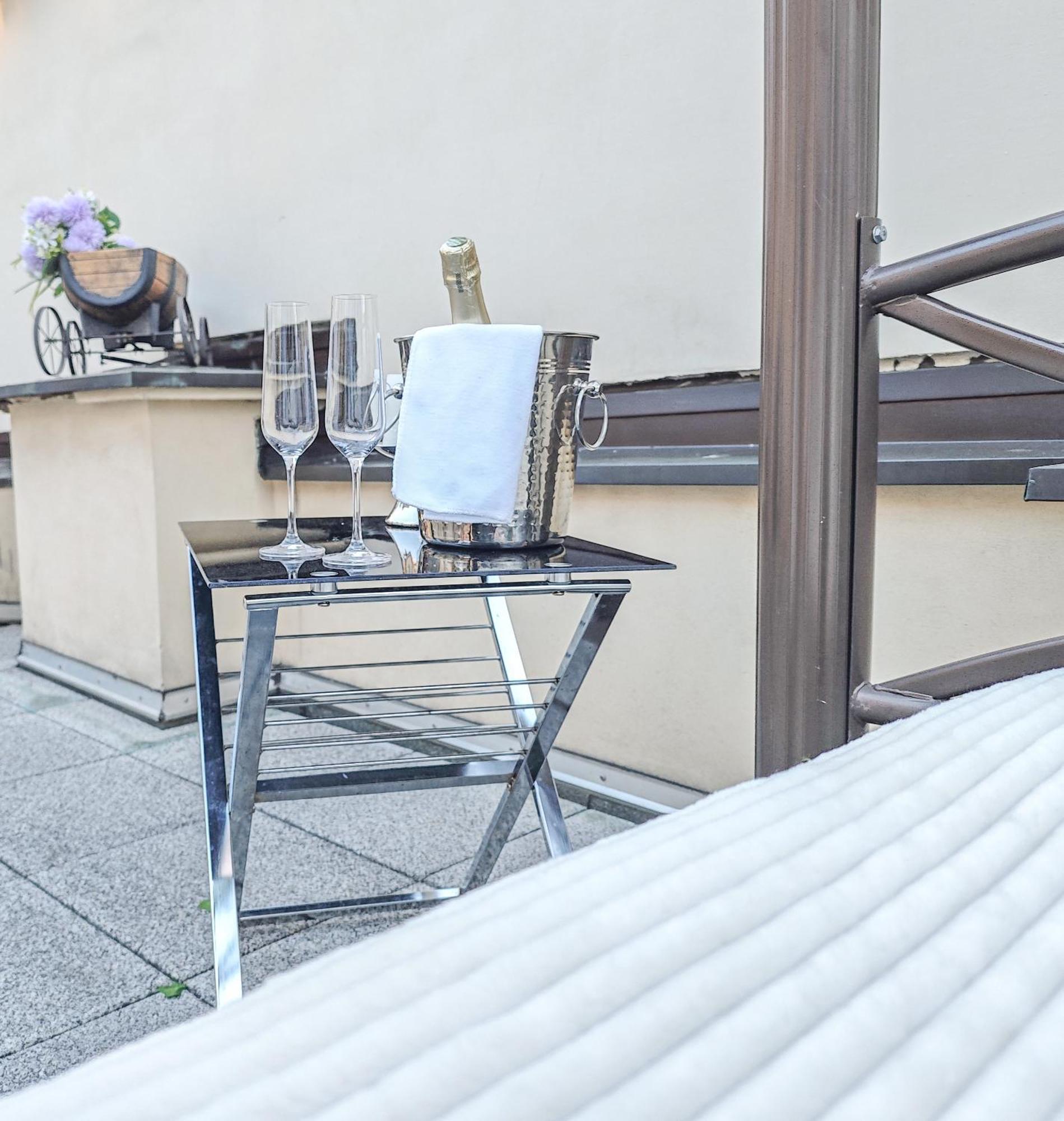 Villa With Hot-Tub, Terrace And Garden, Wenceslass Square Praha Bagian luar foto